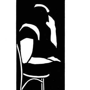 Person am Stuhl sitzend